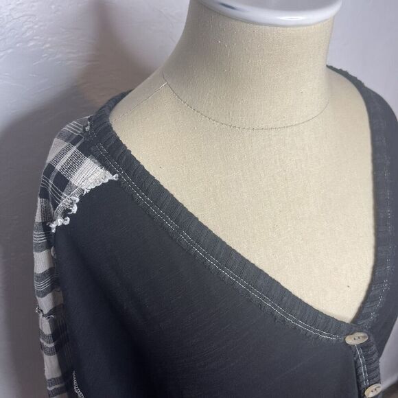 Umgee Oversized Black Gingham Buttons Oversized V Neck Raw Hem - Picture 3 of 11